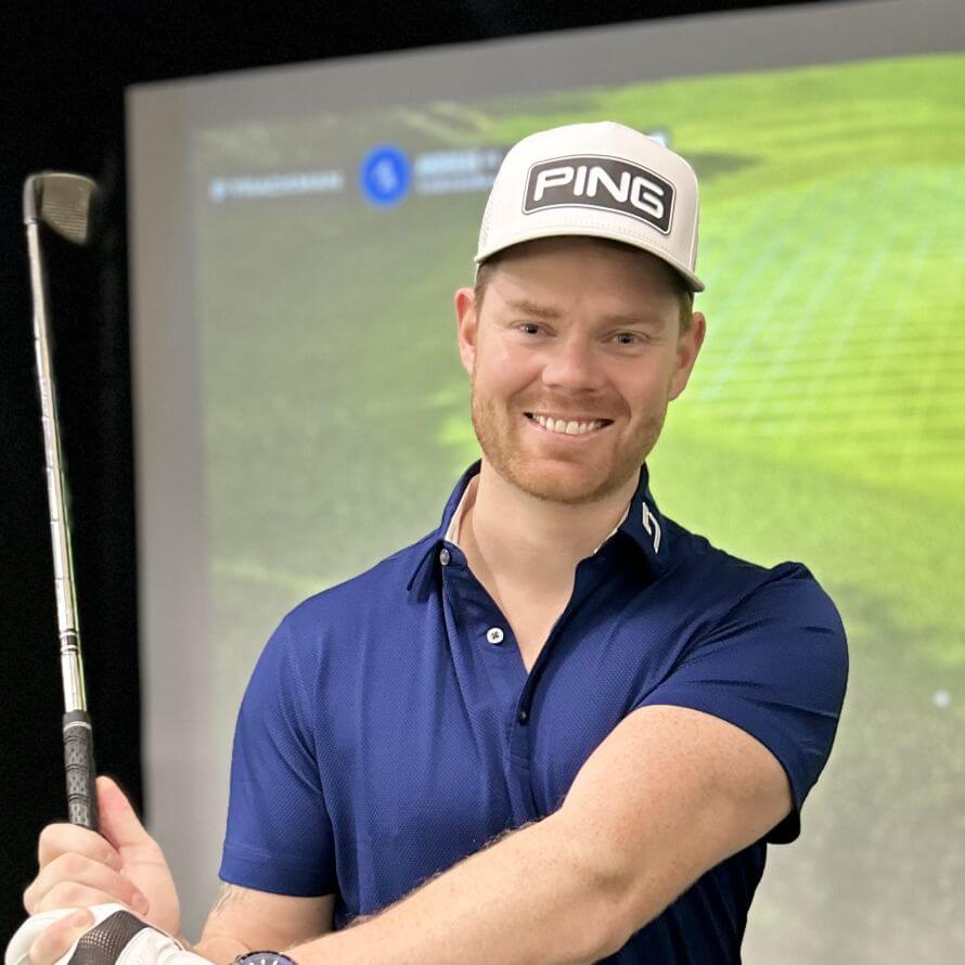 Profilbilde av Andreas i Apex Golf, som smiler til kameraet inne i TrackMan iO Golfsimulator