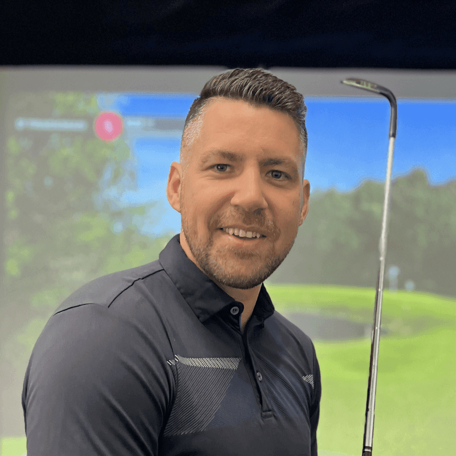Profilbilde av Rune i Apex Golf, som smiler til kameraet inne i TrackMan iO Golfsimulator.